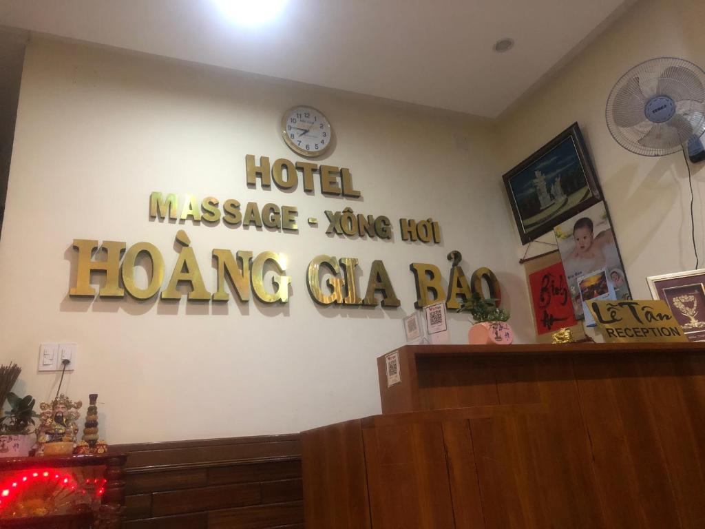 um quarto de hospital com um sinal na parede em HOÀNG GIA BẢO KON TUM em Kon Tum