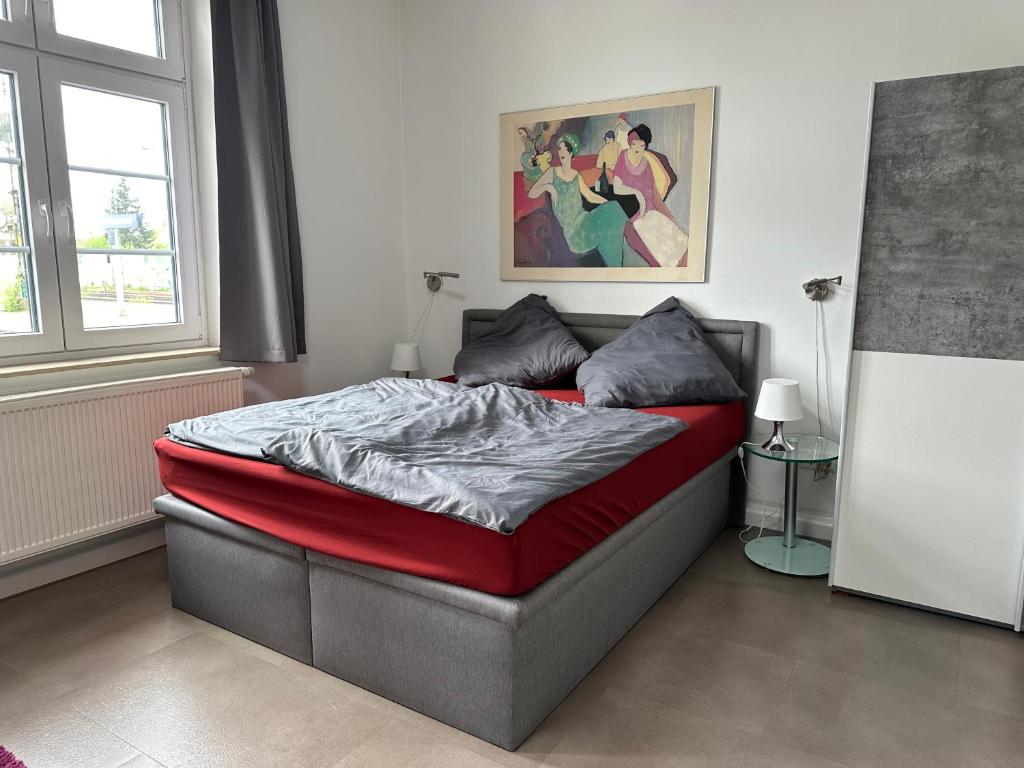 1 dormitorio con 1 cama con cabecero rojo en GuestHouse Bielefeld - Brake, en Bielefeld