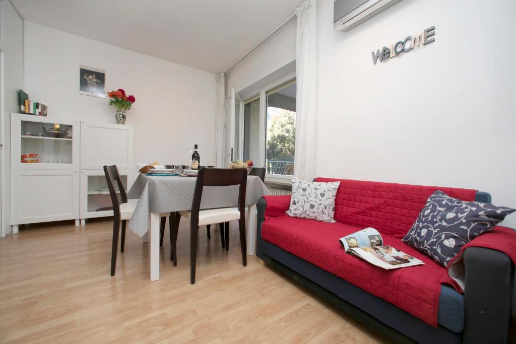 Część wypoczynkowa w obiekcie Riva Lago e Spiaggia Apartment - Happy Rentals