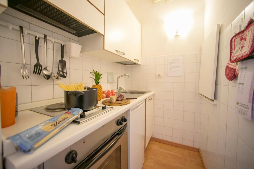 Kuchnia lub aneks kuchenny w obiekcie Riva Lago e Spiaggia Apartment - Happy Rentals