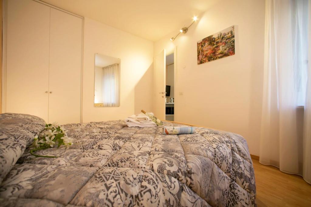 Łóżko lub łóżka w pokoju w obiekcie Riva Lago e Spiaggia Apartment - Happy Rentals