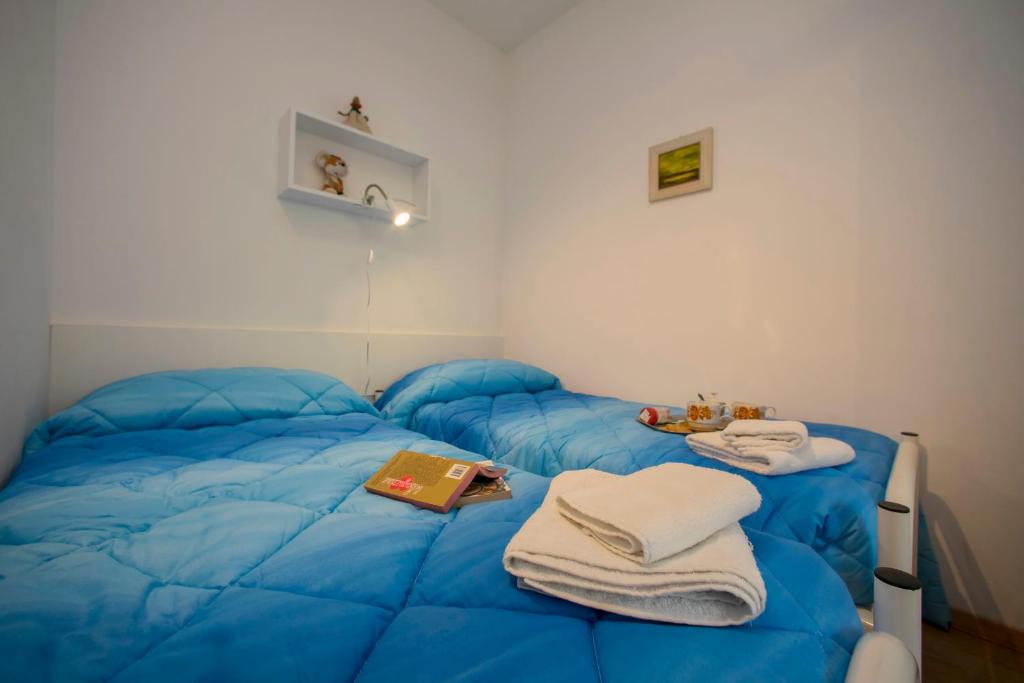 Łóżko lub łóżka w pokoju w obiekcie Riva Lago e Spiaggia Apartment - Happy Rentals