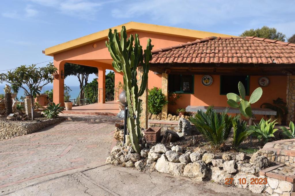 una casa con un cactus di fronte di Villa vista Marianello a Licata