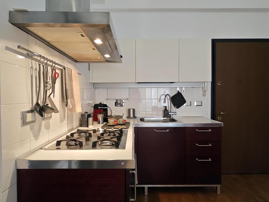 una cucina con fornelli e piano di lavoro di Fluère - Via Riva Reno a Bologna
