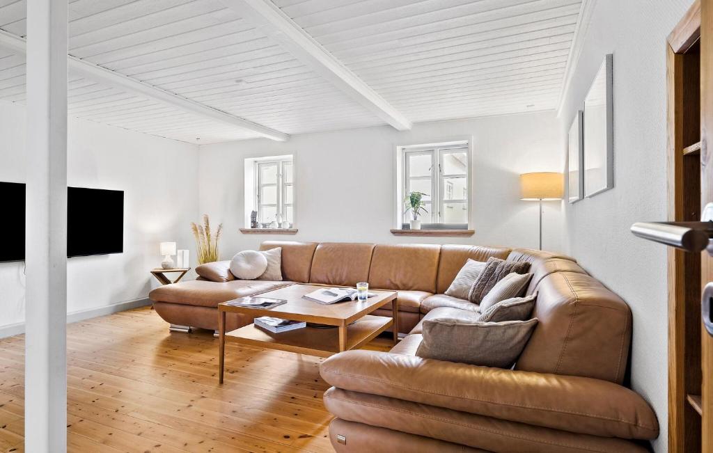 Posezení v ubytování 3 Bedroom Cozy Home In Løgstrup