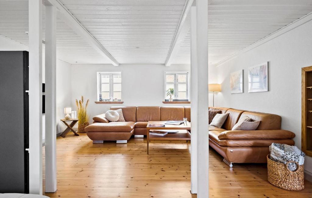 Posezení v ubytování 3 Bedroom Cozy Home In Løgstrup