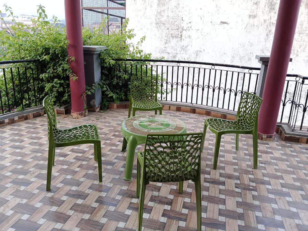 un patio con 4 sillas, una mesa y una mesa con sillas en Mahadev Kripa sadan Homestay & Guest house en Ayodhya