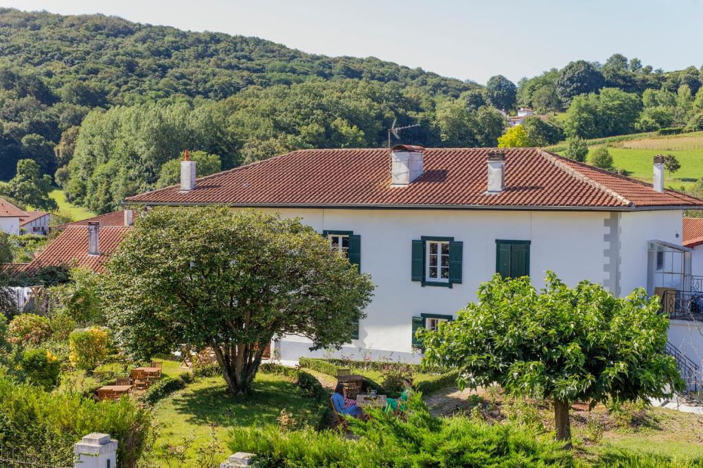 una casa bianca con tetto rosso di Maison Gamboia, chambres et table d'hôtes au calme avec jardin a Hasparren