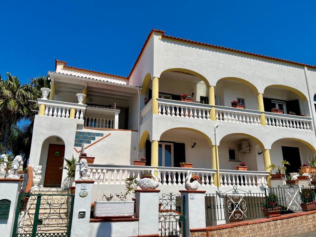 Großes weißes Haus mit Balkon in der Unterkunft Casa D'Ambra in Ischia