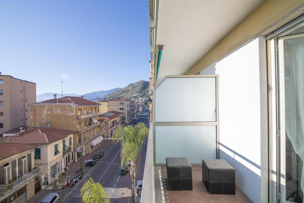 balcone con vista su una strada della città di Casa del Colonello - Happy Rentals a Vallecrosia