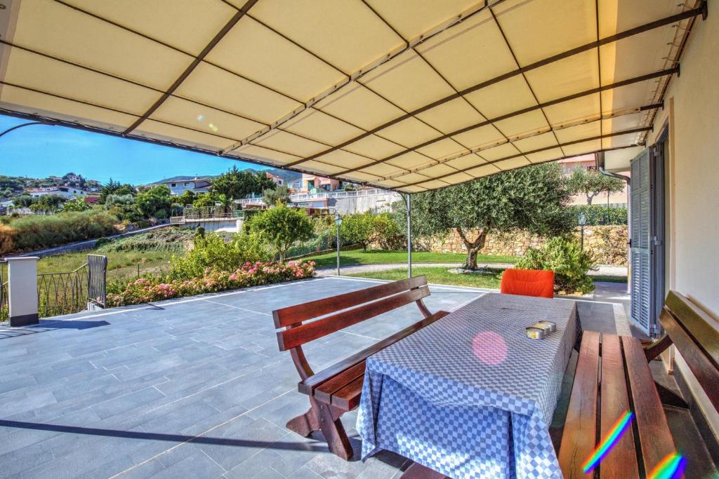 Balkón alebo terasa v ubytovaní Villa Lucia Riviera dei Fiori Pool - Happy Rentals