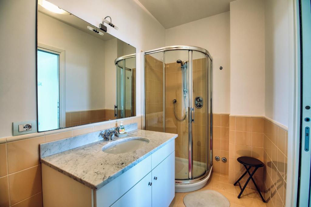 Kúpeľňa v ubytovaní Villa Lucia Riviera dei Fiori Pool - Happy Rentals