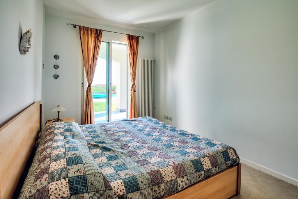 Posteľ alebo postele v izbe v ubytovaní Villa Lucia Riviera dei Fiori Pool - Happy Rentals
