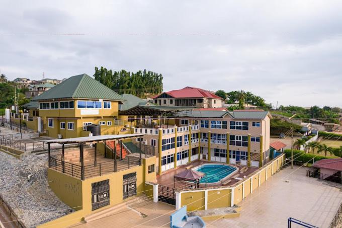 einem Luftblick auf ein Gebäude mit einem Pool in der Unterkunft Crislord Palace Hotel in Takoradi