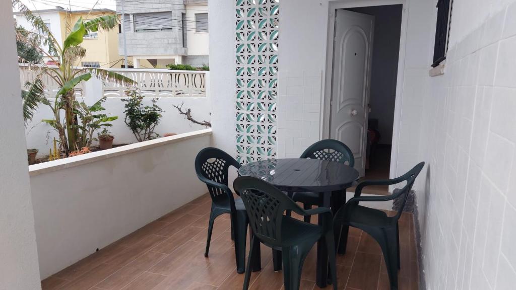 einen schwarzen Tisch und Stühle auf dem Balkon in der Unterkunft Apartamento cerca de la playa in Vinarós