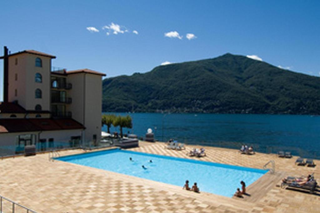 een groot zwembad naast een waterlichaam bij Vista di Maccagno Fantastico Pool in Maccagno Superiore