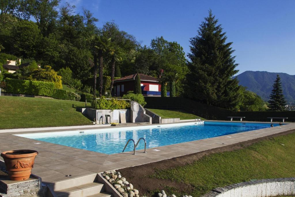 einen Pool in einem Hof mit einem Haus in der Unterkunft Residenza due Laghi Pool Lake View in Brezzo
