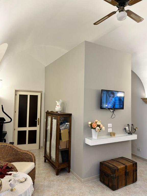 ein Wohnzimmer mit einem Sofa und einem Deckenventilator in der Unterkunft Ex Monastero Pieno Centro storico in Bitetto