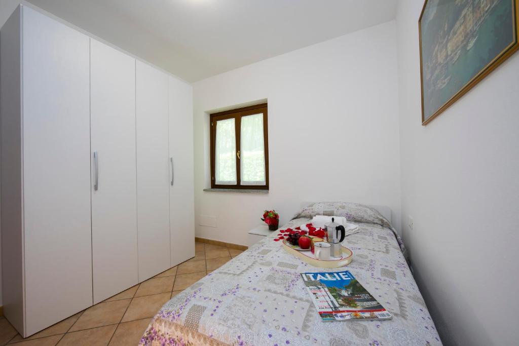 Posteľ alebo postele v izbe v ubytovaní Le Betulle Garden in Laveno - Happy Rentals