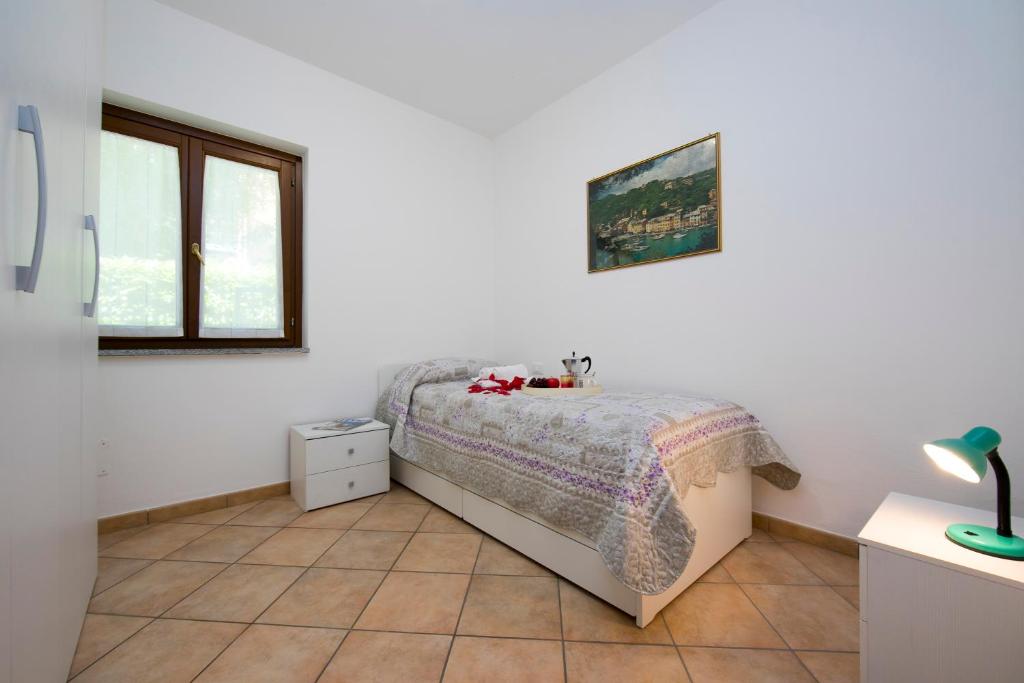 Posteľ alebo postele v izbe v ubytovaní Le Betulle Garden in Laveno - Happy Rentals