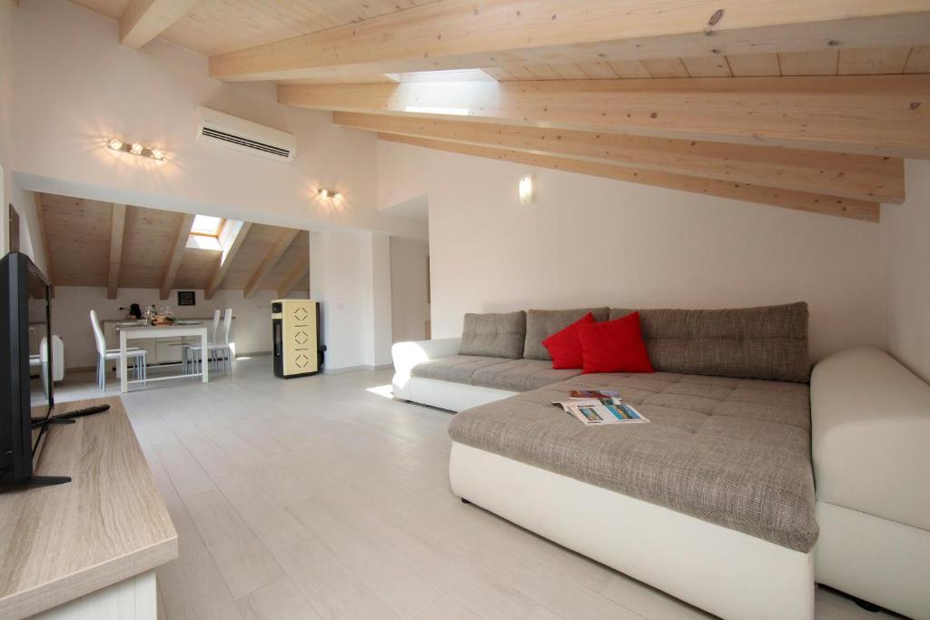 A seating area at Silver Lake Apartment - Happy Rentals