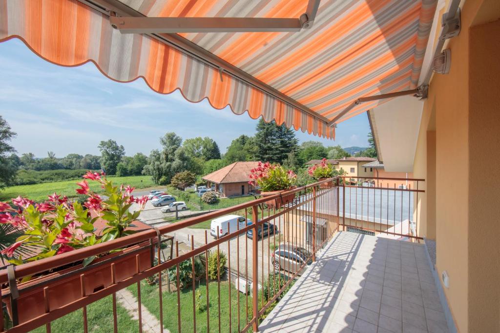 A balcony or terrace at Silver Lake Apartment