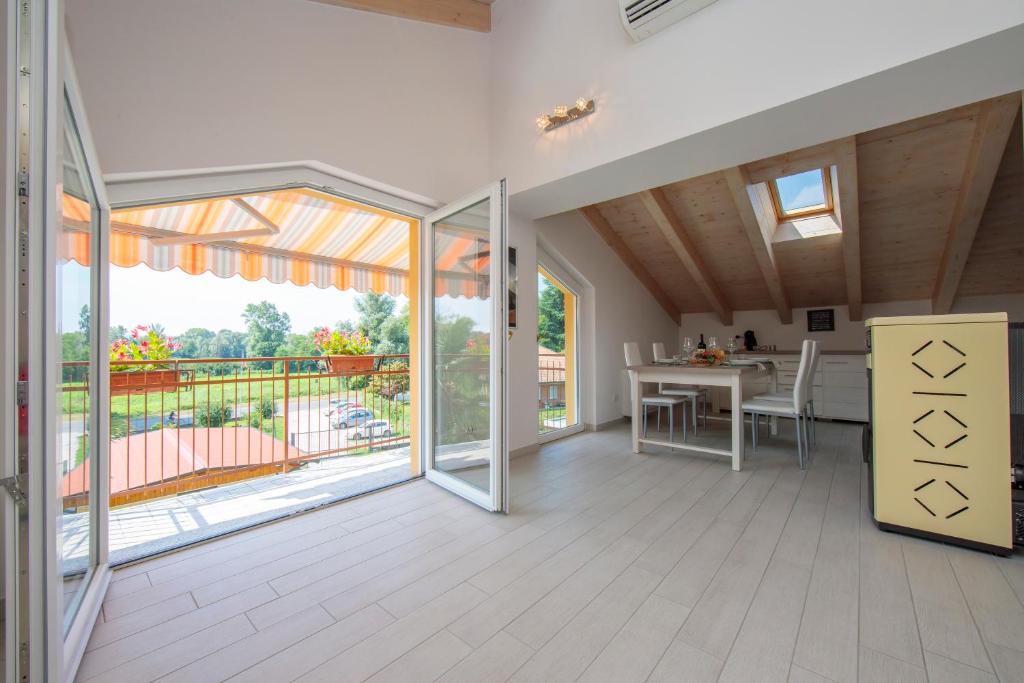 A balcony or terrace at Silver Lake Apartment - Happy Rentals