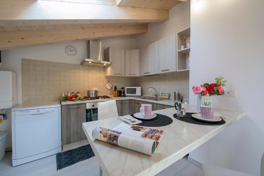 A kitchen or kitchenette at Silver Lake Apartment - Happy Rentals