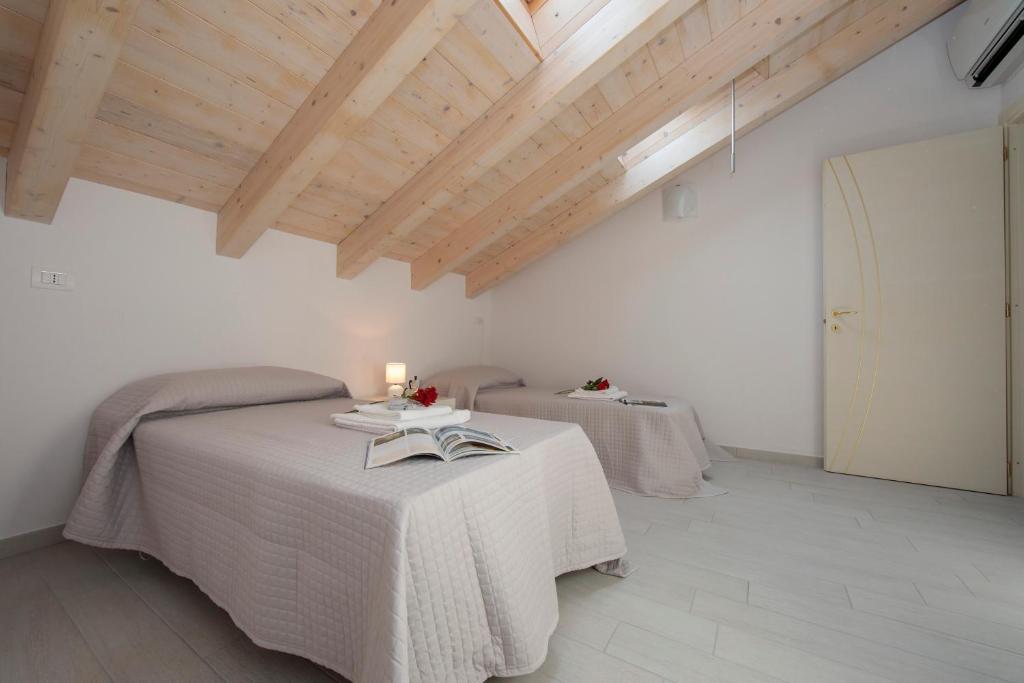 A bed or beds in a room at Silver Lake Apartment - Happy Rentals