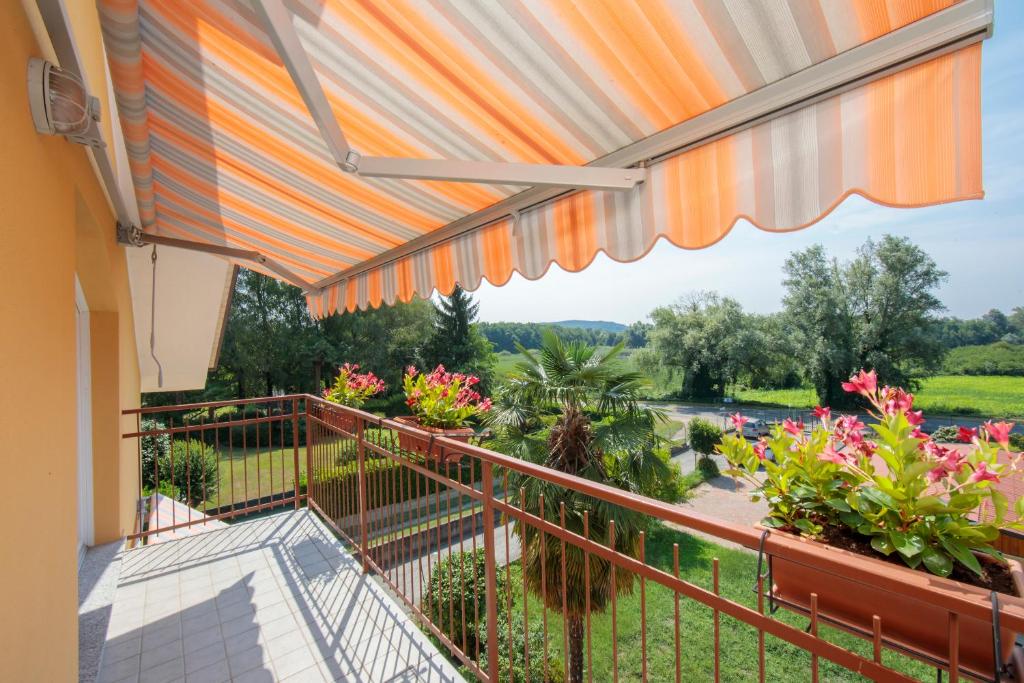 A balcony or terrace at Silver Lake Apartment - Happy Rentals