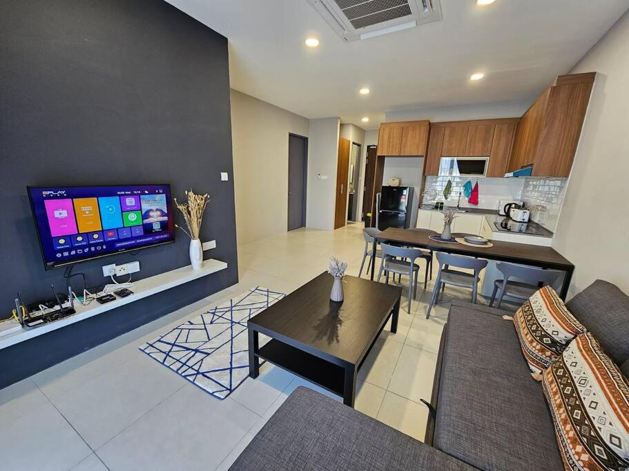 ein Wohnzimmer mit einem Sofa und einem Tisch in der Unterkunft Lovely Podium CityView 3Bedroom with Pool A1 in Kuching