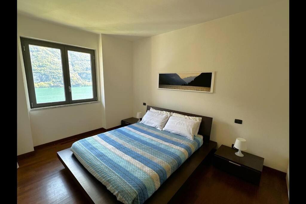 Postel nebo postele na pokoji v ubytování Riflessi sul Lago Apt Laglio - Tramonto