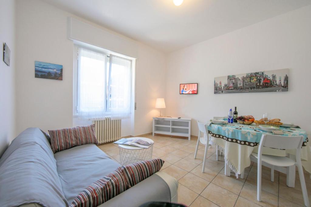 ein Wohnzimmer mit einem Sofa und einem Tisch in der Unterkunft Casa Al Caprifoglio 600 Mt From Beach - Happy Rentals in Ispra