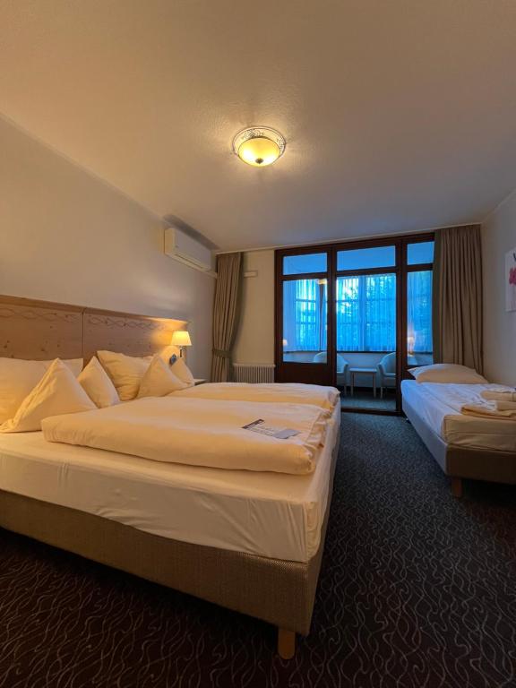 Postel nebo postele na pokoji v ubytování AMBER HOTEL Bavaria