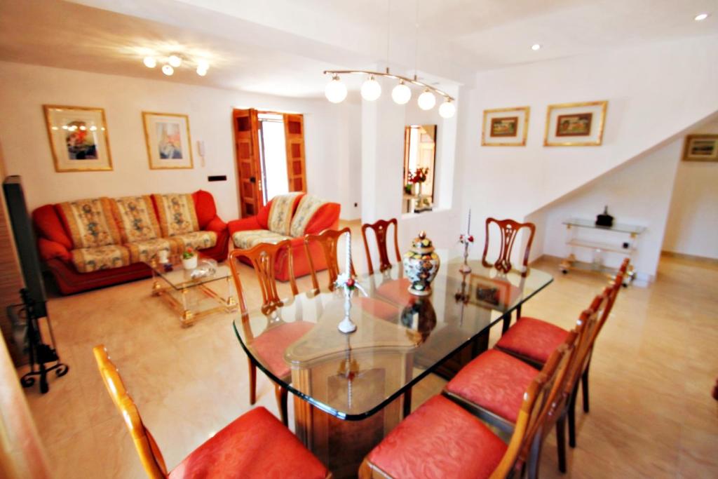 Posezení v ubytování Finca La Verema - holiday home with private swimming pool in Benissa