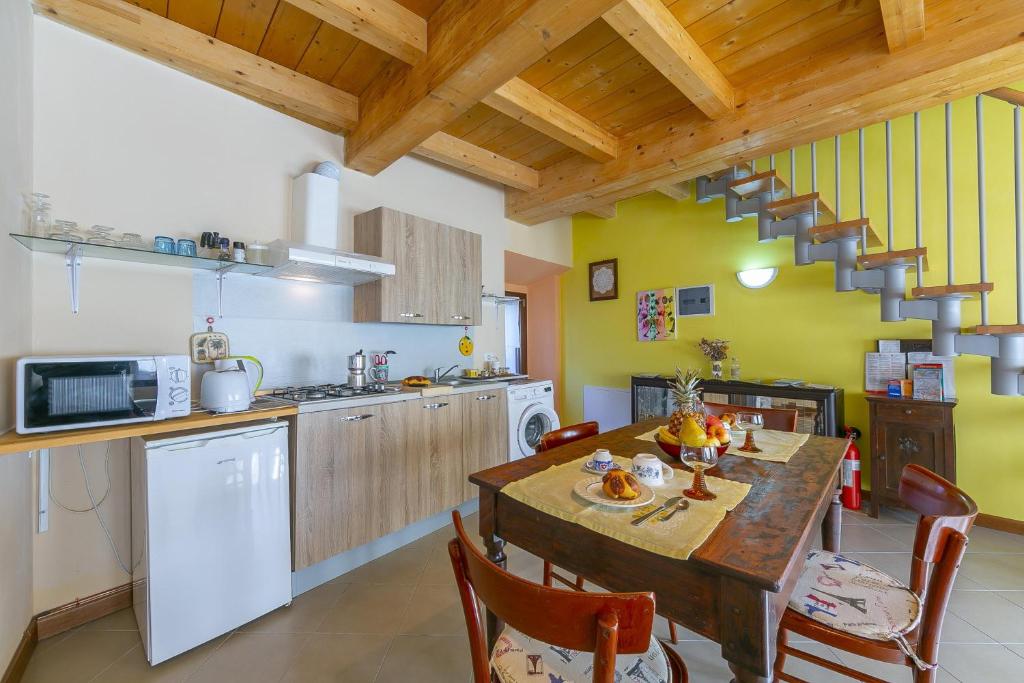 Kuchnia lub aneks kuchenny w obiekcie Casa Baroni few min from Orta Lake - Happy Rentals