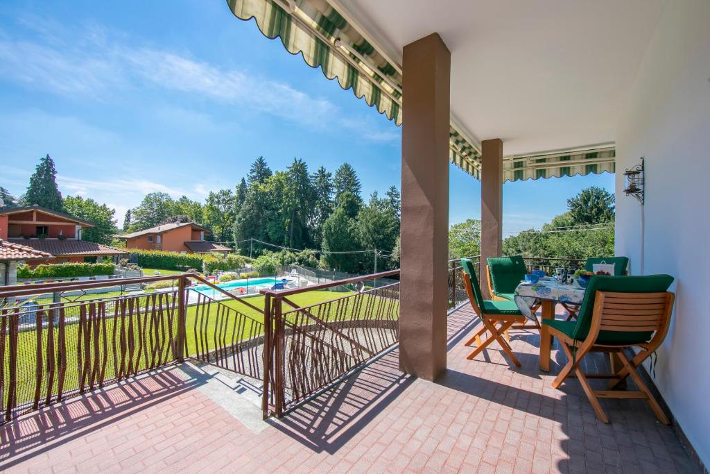 un patio con tavolo e sedie sul balcone. di Casa Angiolina Bellavista a Besozzo