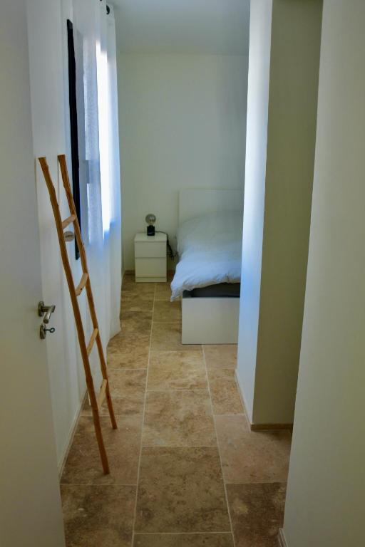 een slaapkamer met een bed en een ladder in een kamer bij Villa Jilie in Malaucène