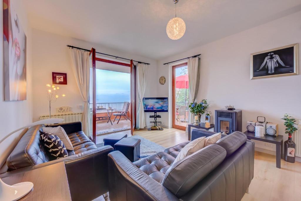 een woonkamer met 2 banken en een tafel bij La Bellavista Penthouse in Stresa