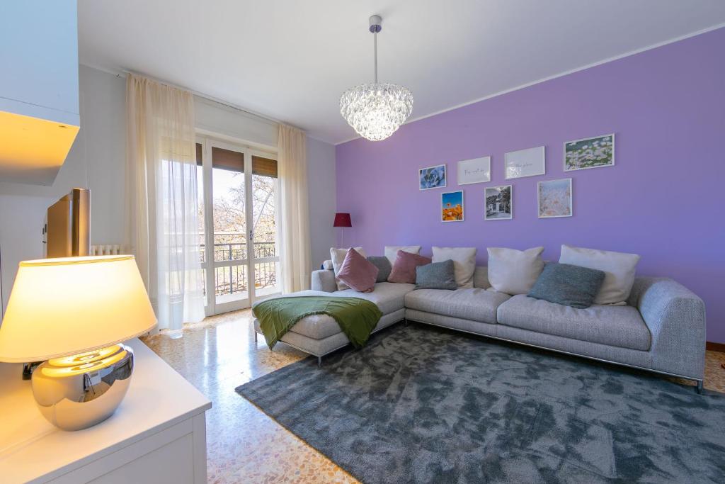 a living room with purple walls and a couch at Villa Giulietta Family Child Friendly - Happy Rentals in Gemonio