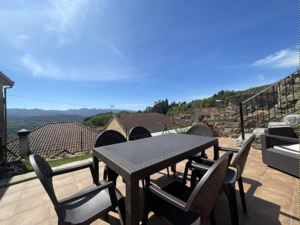 En generel udsigt til bjerge eller udsigt til bjerge taget fra feriehuset