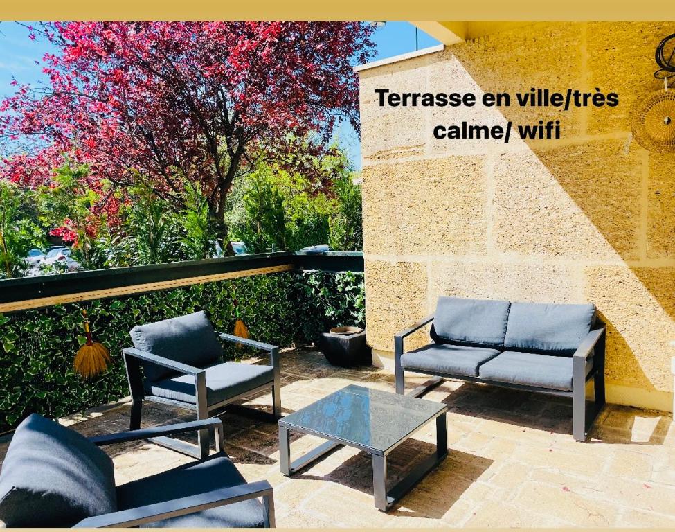 - une terrasse avec 2 chaises et une table basse dans l'établissement L’Écrin, à Aix-en-Provence