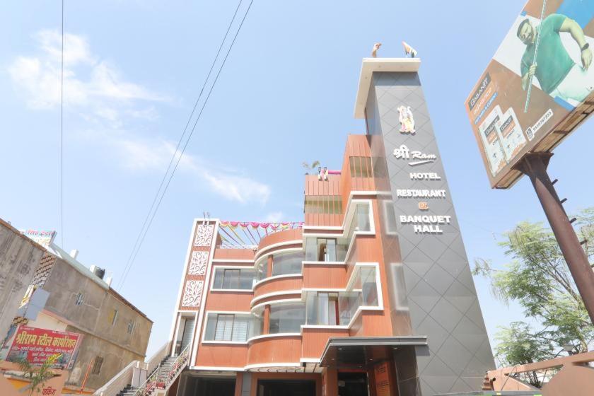 um edifício com um sinal em frente em SHREE Ram hotel em Gorakhpur