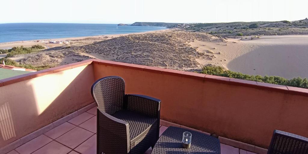 d'un balcon avec deux chaises et une vue sur la plage. dans l'établissement Casa vacanza Belvedere, à Torre Dei Corsari