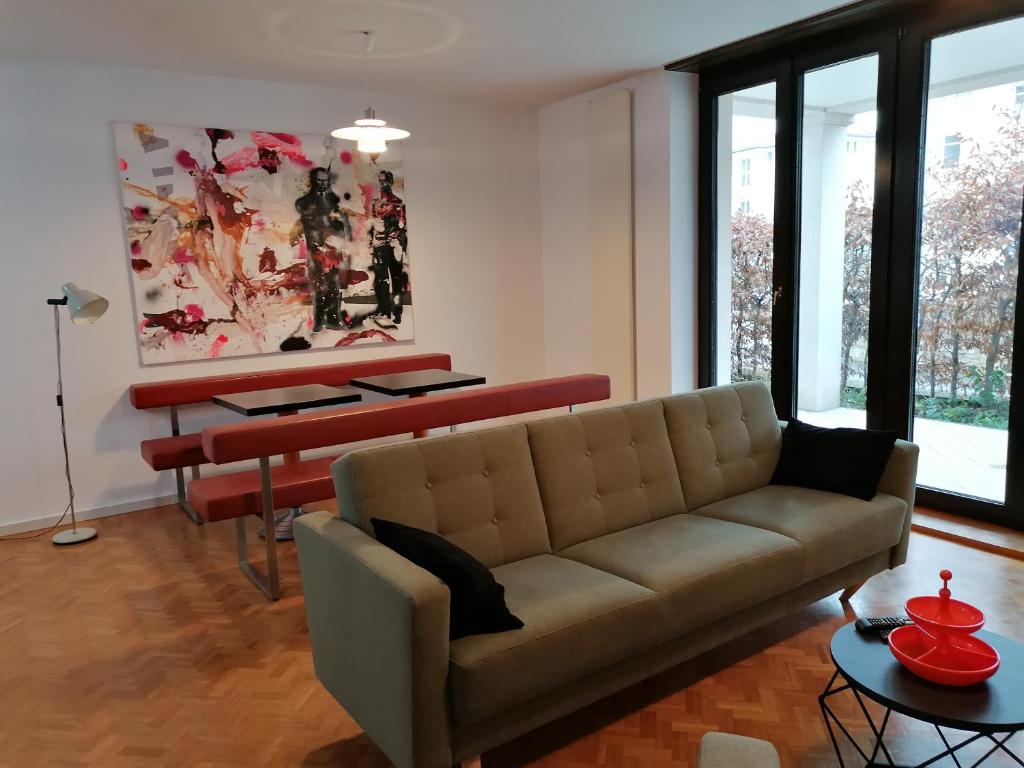 uma sala de estar com um sofá e uma mesa em exklusive Ferienwohnung in Architekten Villa, nähe Theater em Meiningen