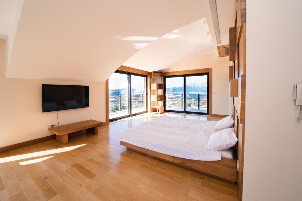 Postel nebo postele na pokoji v ubytování Villa Tivat Bay View