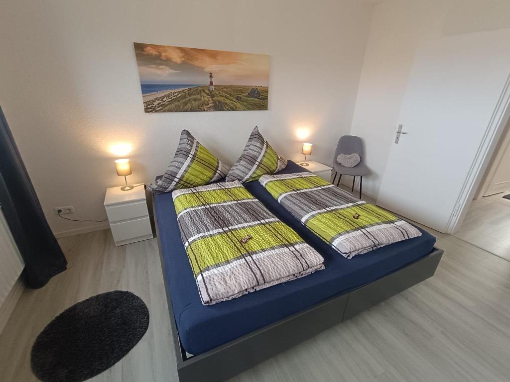 ein Schlafzimmer mit einem Bett mit zwei Kissen in der Unterkunft Küstenliebe in Wilhelmshaven