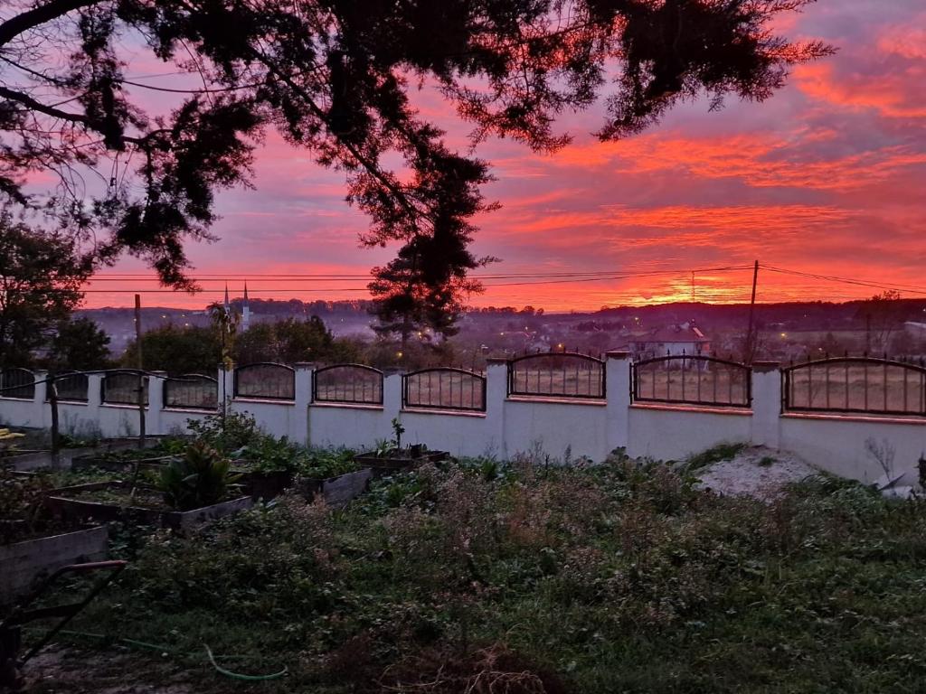 Východ nebo západ slunce při pohledu z hotelu nebo okolí