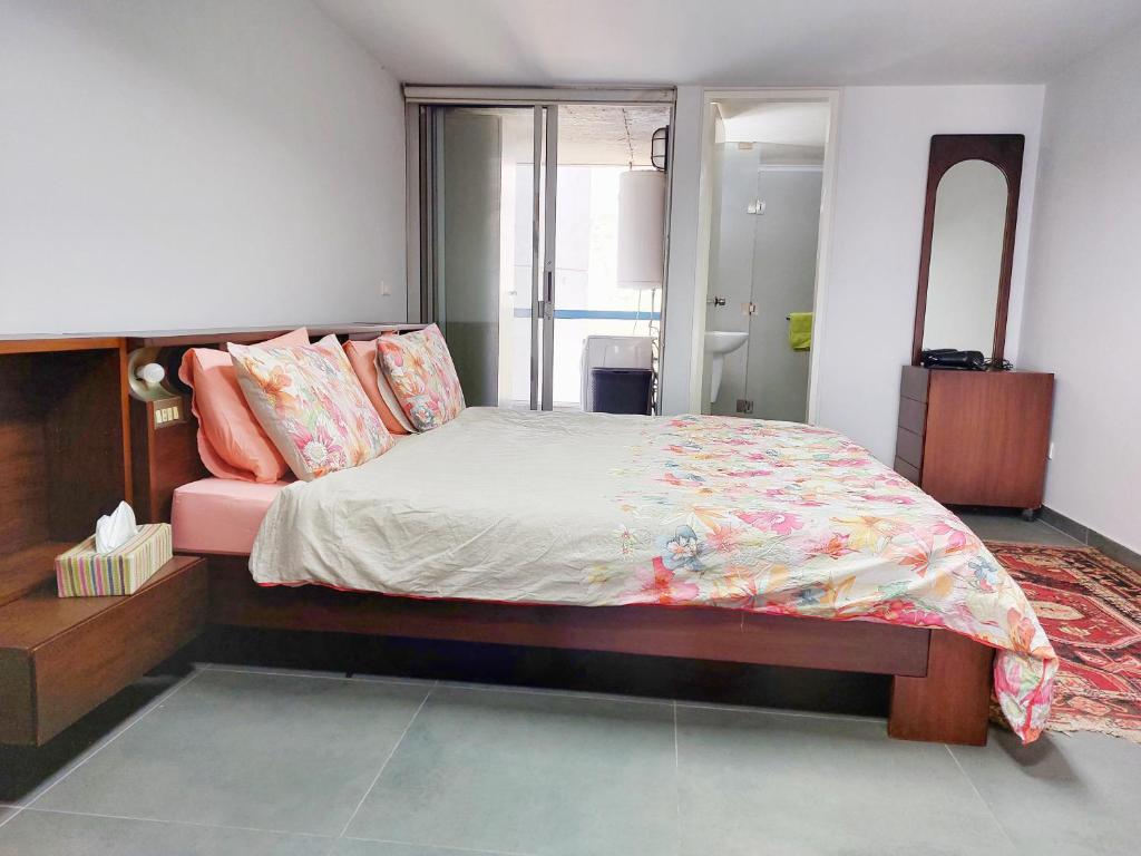 Postel nebo postele na pokoji v ubytování Rita's Duplex Chalet in Manar Jounieh Resort