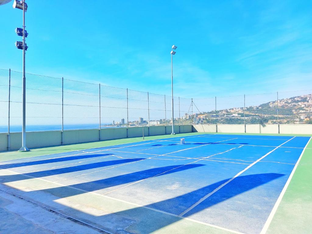 Tenis a/nebo squash v ubytování Rita's Duplex Chalet in Manar Jounieh Resort nebo okolí